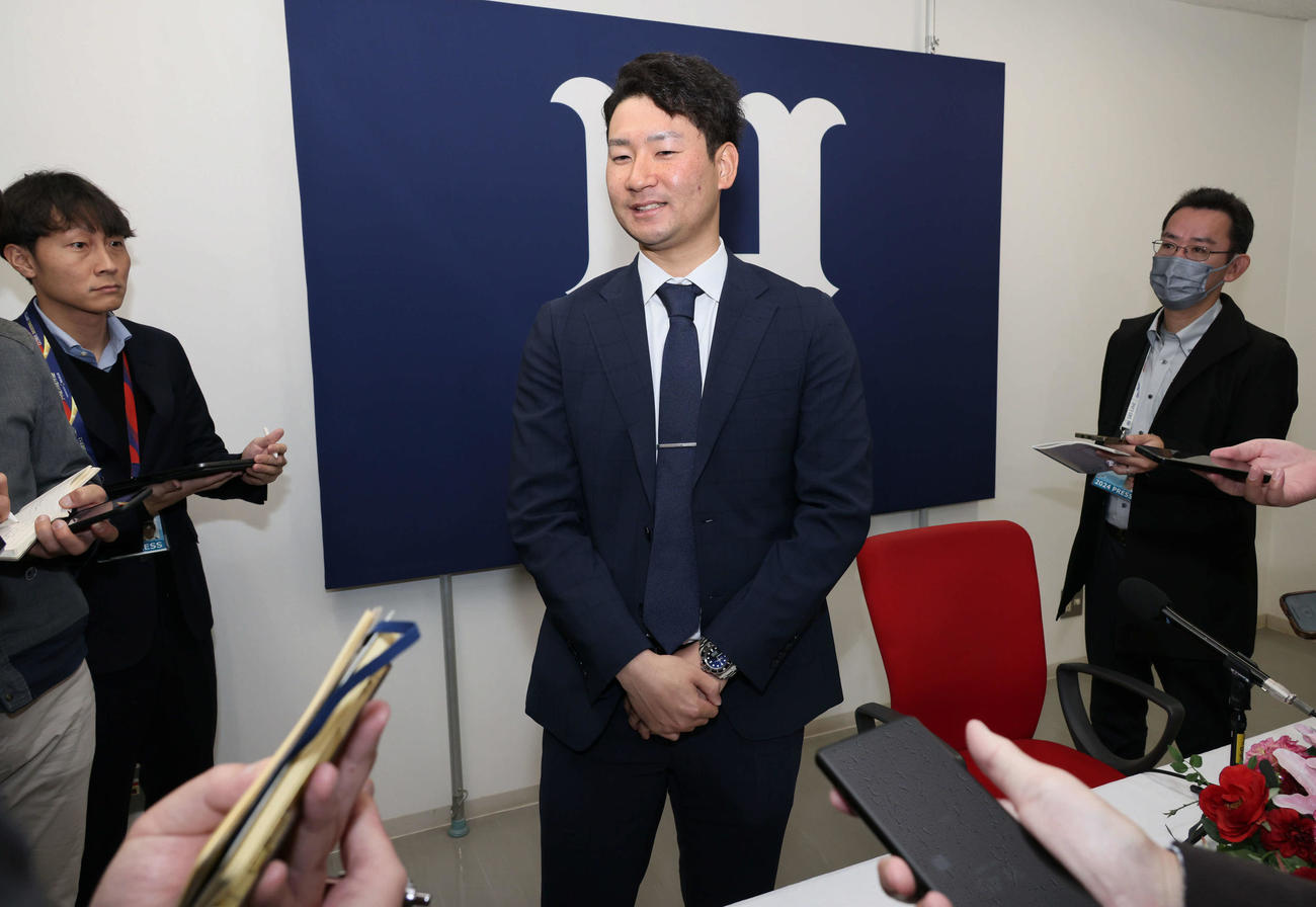 契約更改後の会見を終え、囲み取材に応じる広島島内（撮影・加藤孝規）