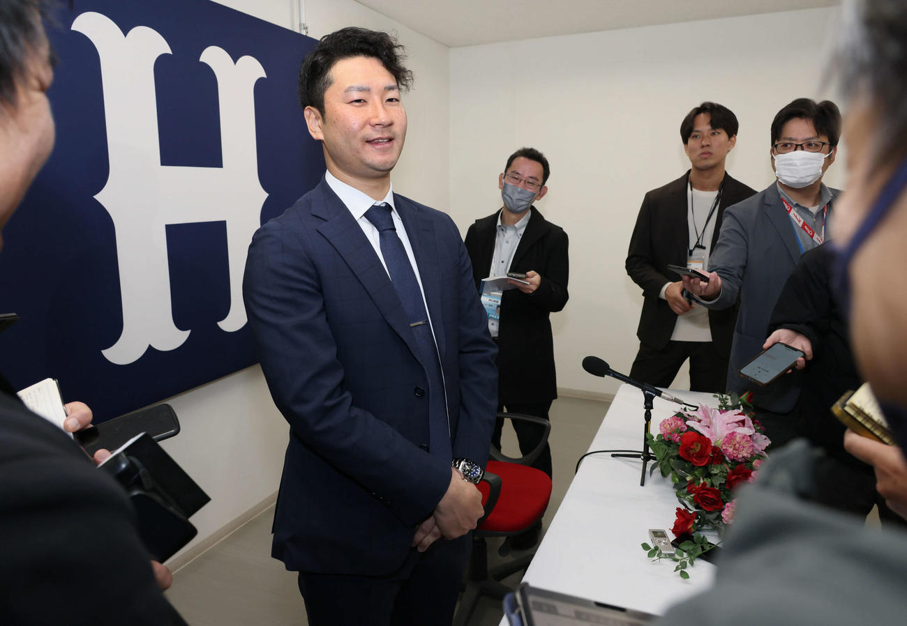契約更改後の会見を終え、囲み取材に応じる広島島内（撮影・加藤孝規）