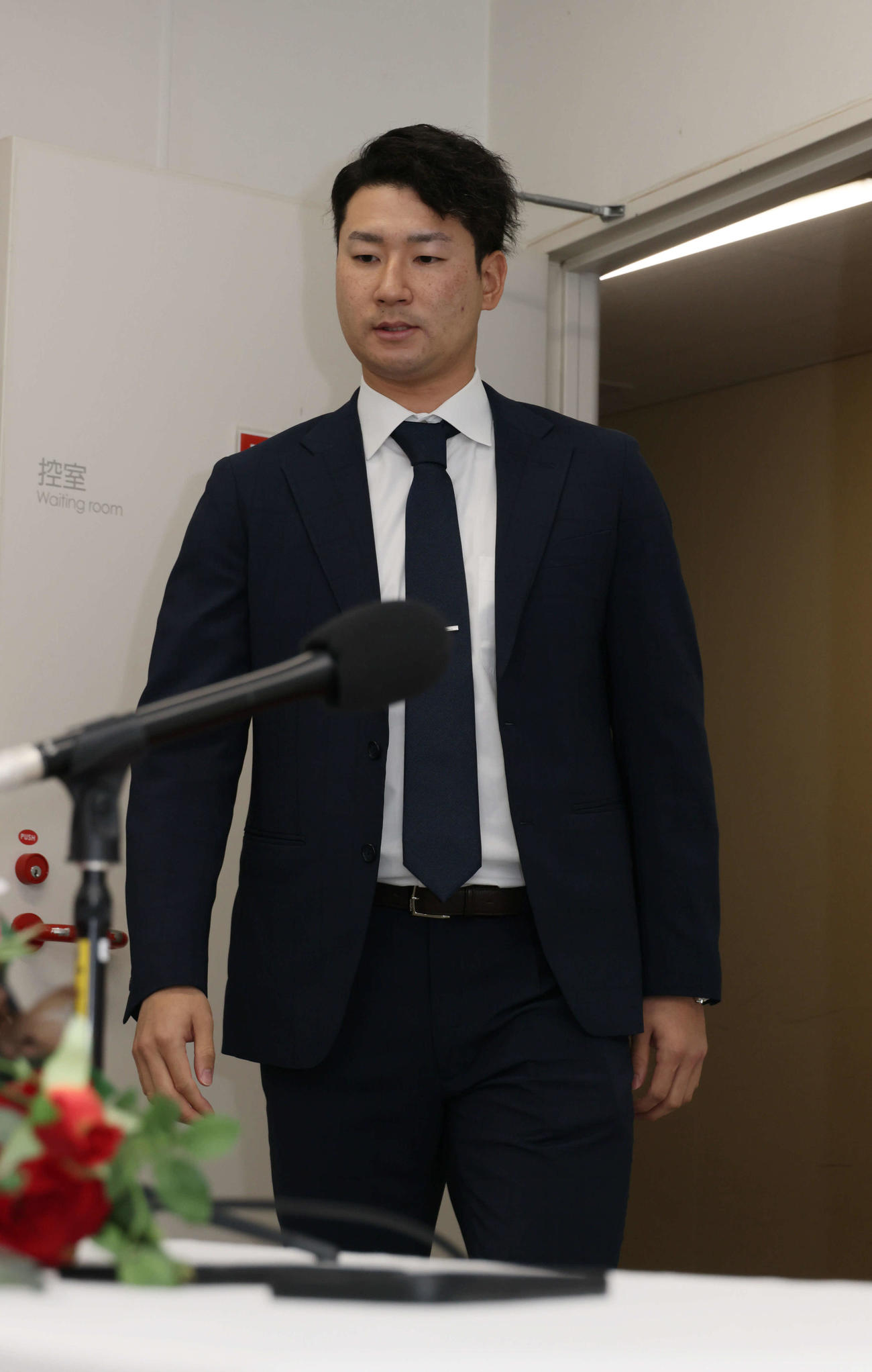 契約更改後、会見にのぞむ広島島内（撮影・加藤孝規）
