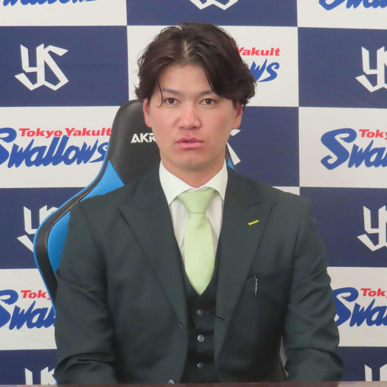 会見に臨むヤクルト鈴木康（撮影・水谷京裕）