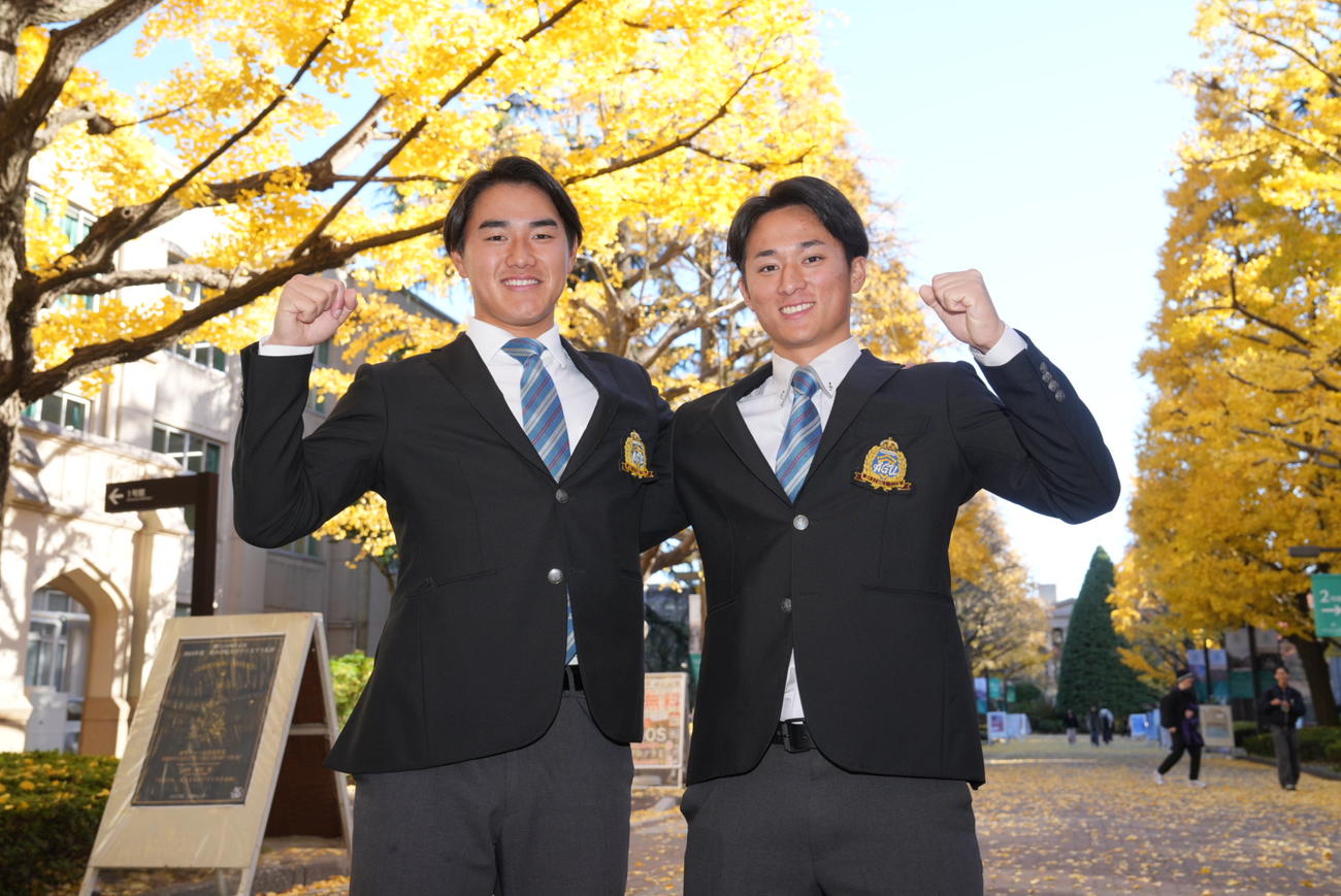 青学大の明治神宮野球大会優勝報告会に臨み互いに肩を組みながらガッツポーズするロッテ1位指名の西川（左）と広島1位指名の佐々木＝2024年12月5日