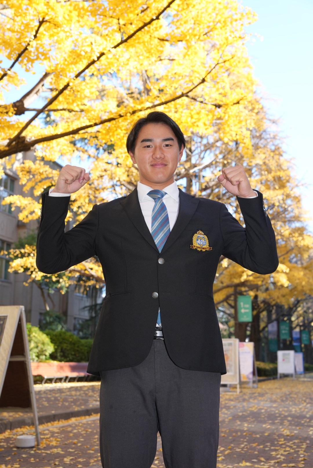 青学大の明治神宮野球大会優勝報告会に臨み笑顔でガッツポーズするロッテ1位指名の西川（撮影・小沢裕）
