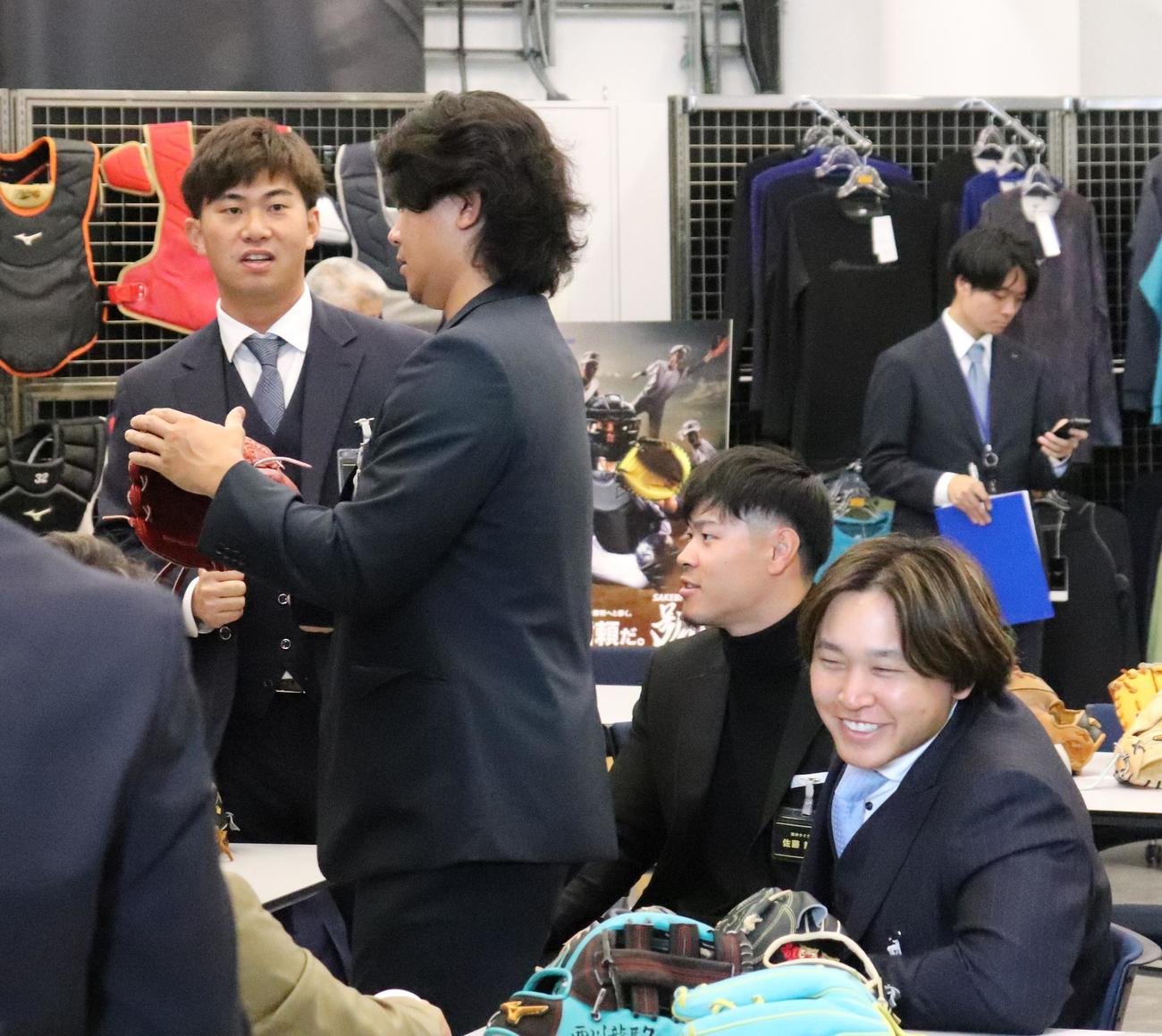 阪神桐敷（左端）はカブス今永とミズノブランドアンバサダーミーティングで話す。右からオリックス宮城、阪神佐藤輝（撮影・大池和幸）