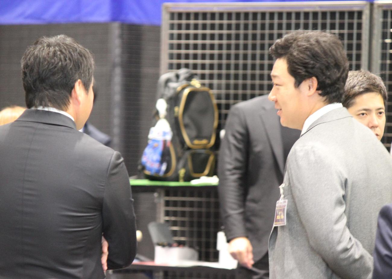 にこやかに会話する巨人長野（左）と阪神大山＝2024年12月6日