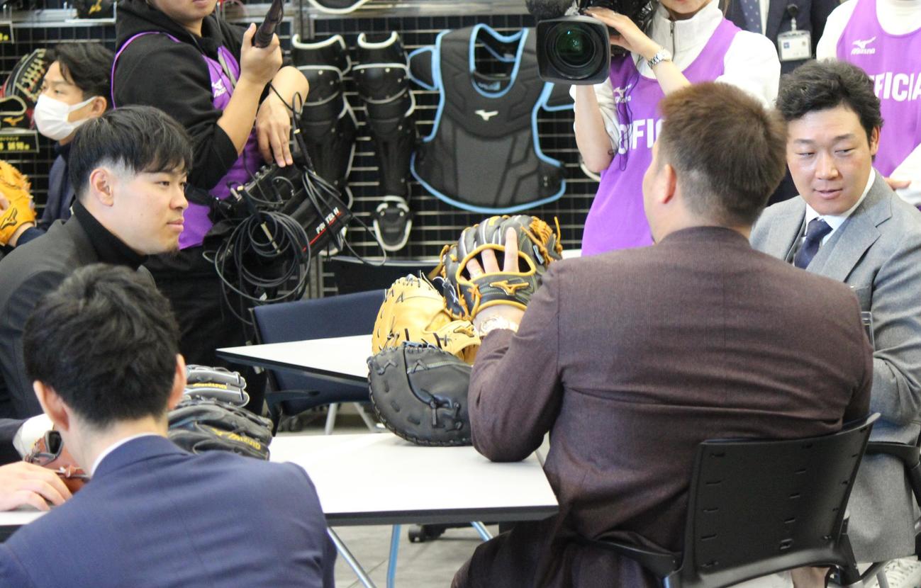 グラブについて会話する左から阪神佐藤輝、ソフトバンク山川、阪神大山＝2024年12月6日