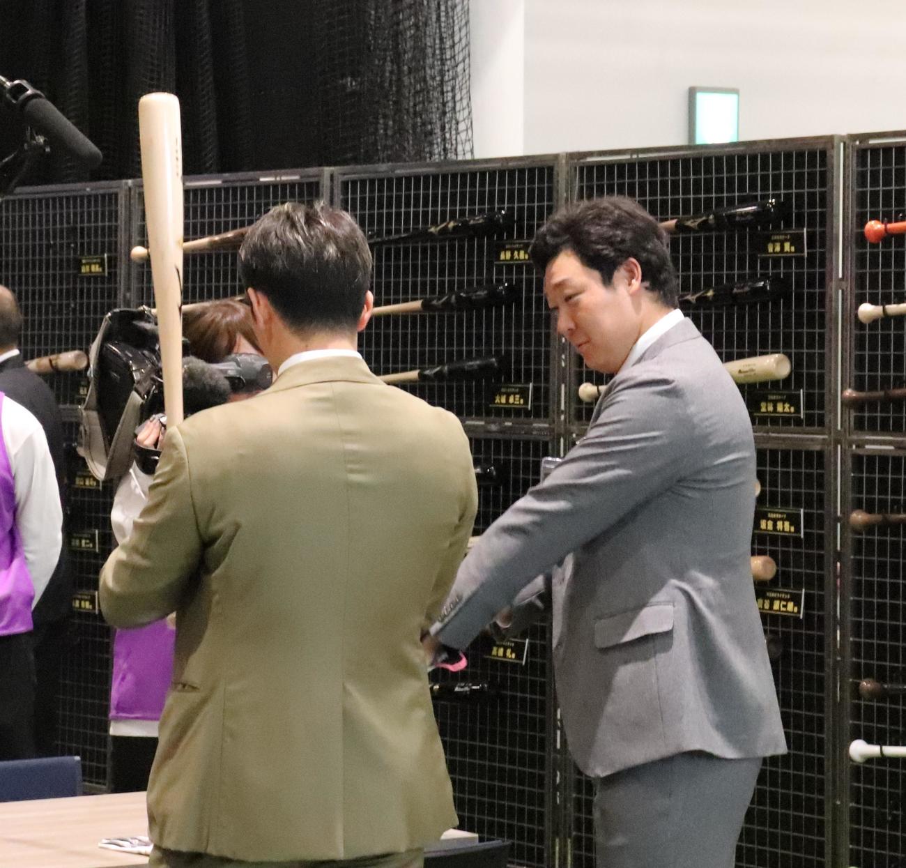 阪神大山（右）はミズノブランドアンバサダーミーティングでオリックス西川とバット談義（撮影・大池和幸）