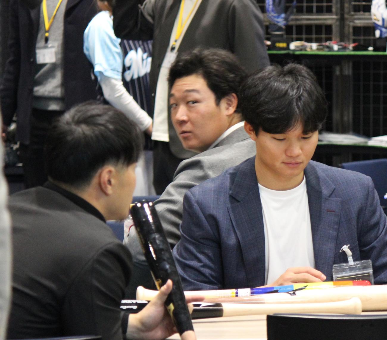 ミズノの会議に出席した阪神の主軸トリオ。左から佐藤輝、大山、森下