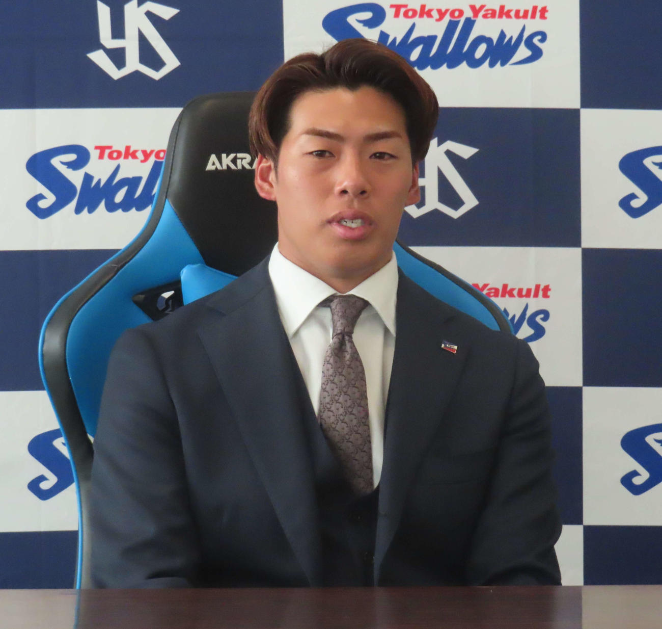 契約更改交渉を終え、会見に臨むヤクルト山野（撮影・水谷京裕）