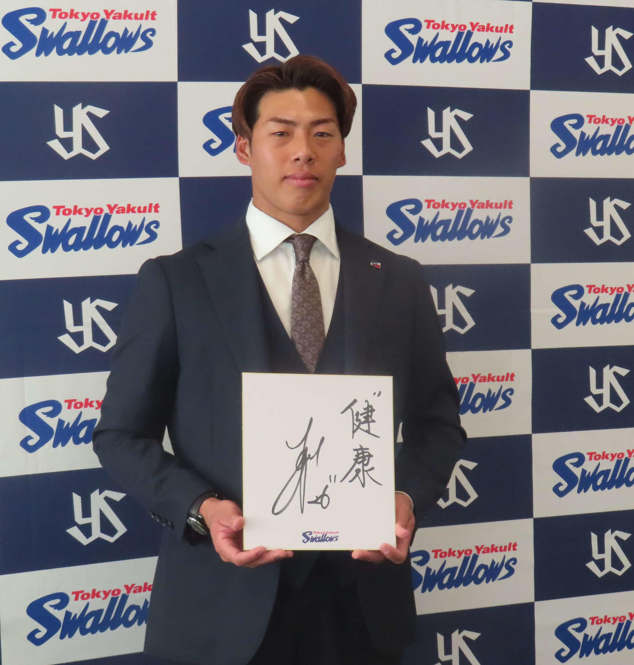契約更改後の会見で、来季の目標を「健康」と色紙に記すヤクルト山野（撮影・水谷京裕）