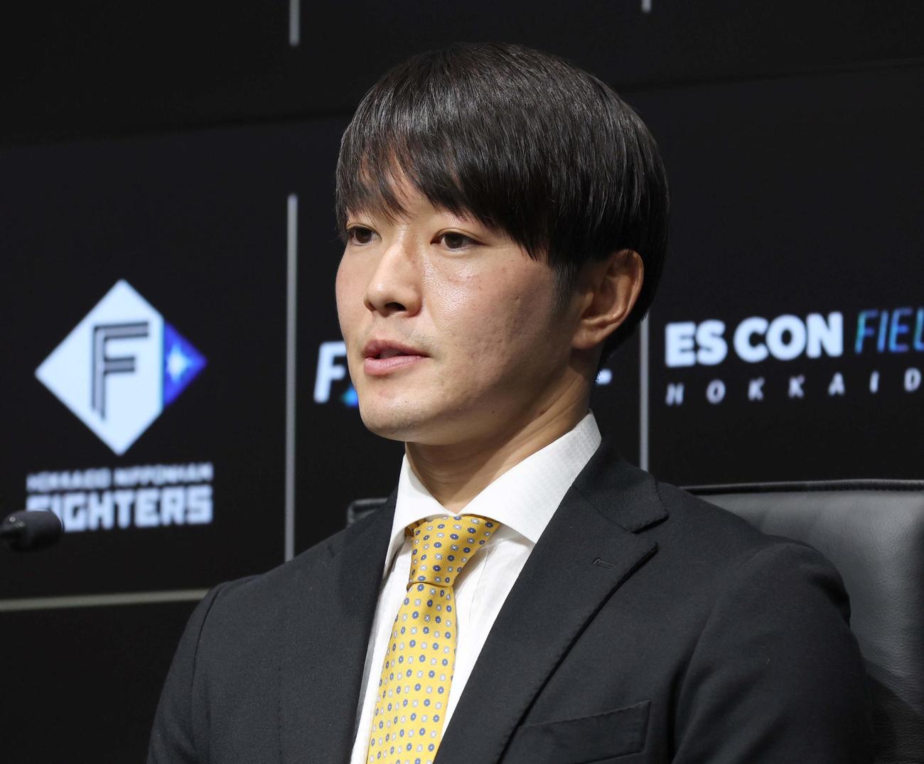 契約更改を終え会見する日本ハム玉井（撮影・黒川智章）