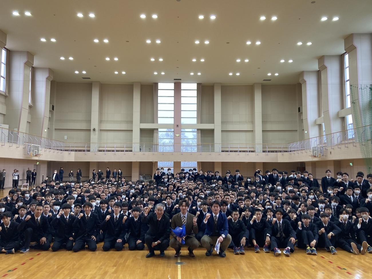 オリックス6位のNTT東日本・片山（最前列中央）は、母校・白樺学園の生徒たちをバックにガッツポーズ（提供・白樺学園）