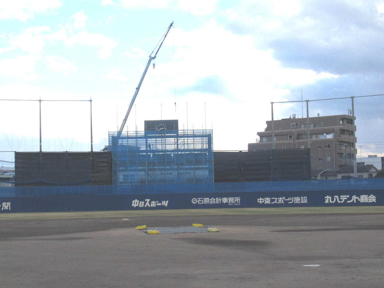 スコアボードが大改修中のナゴヤ球場