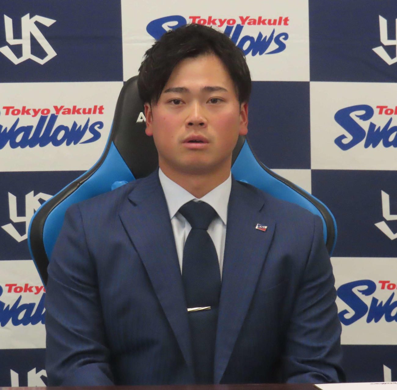 契約更改交渉を終え、会見に臨むヤクルト丸山和（撮影・水谷京裕）