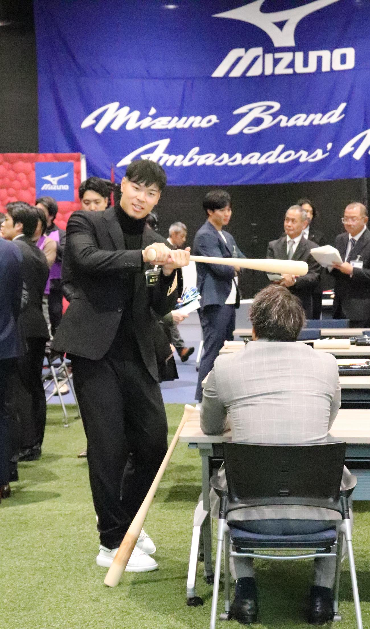 阪神佐藤輝はオリックス杉本と打撃論を交わす（撮影・大池和幸）
