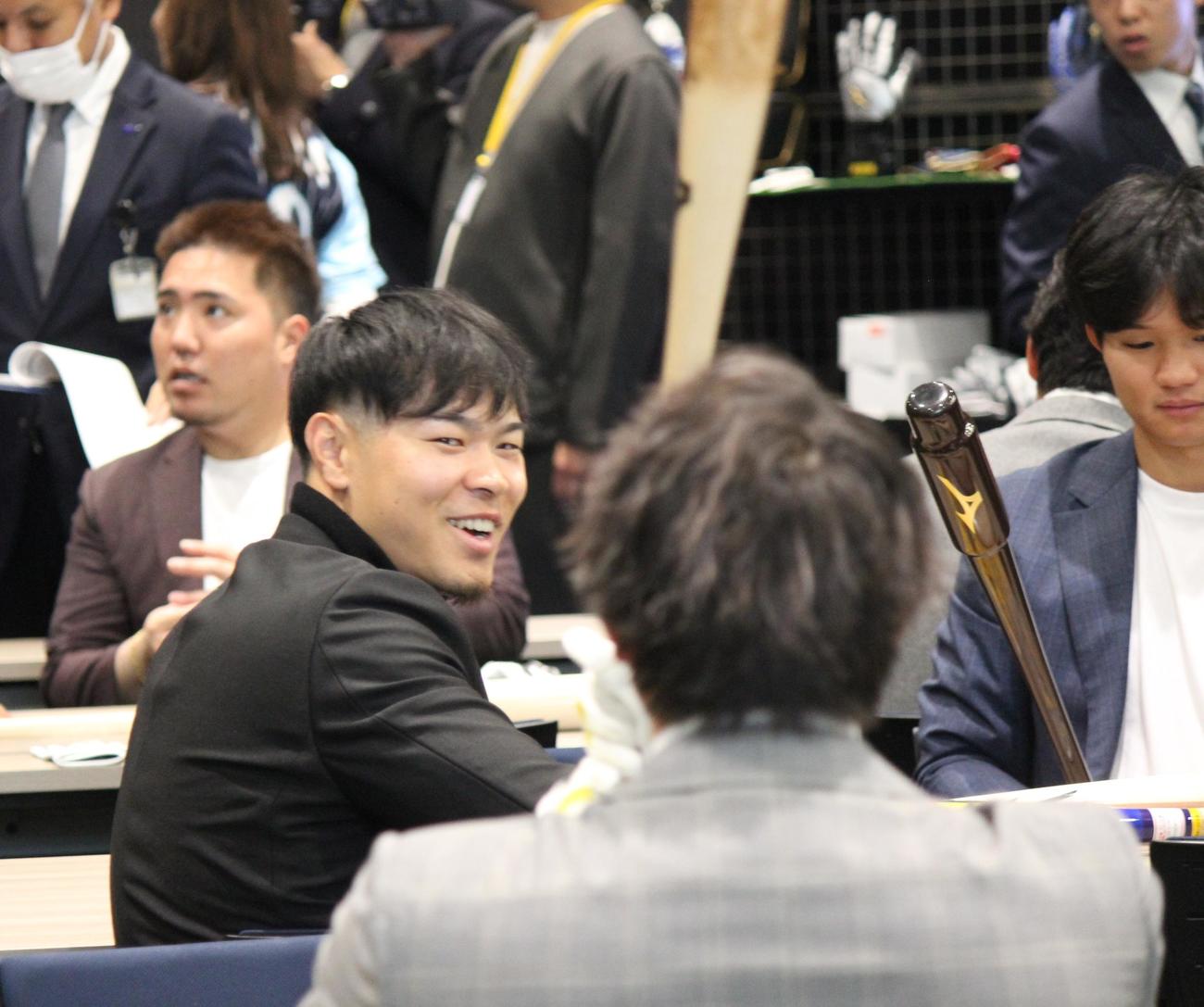 オリックス杉本（手前）と談笑する阪神佐藤輝（撮影・柏原誠）
