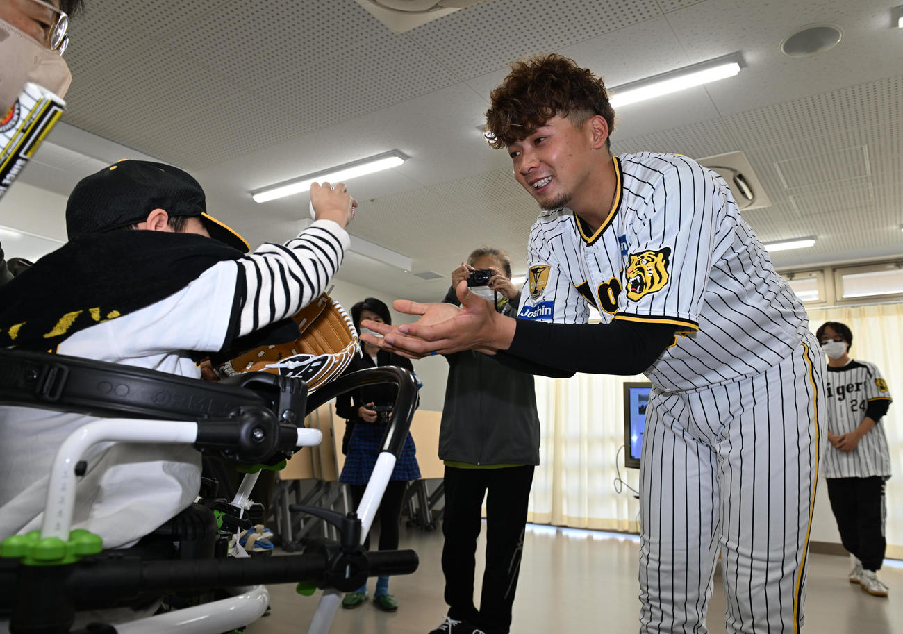 西宮支援学校を訪れ、生徒とキャッチボールする阪神井上（撮影・和賀正仁）