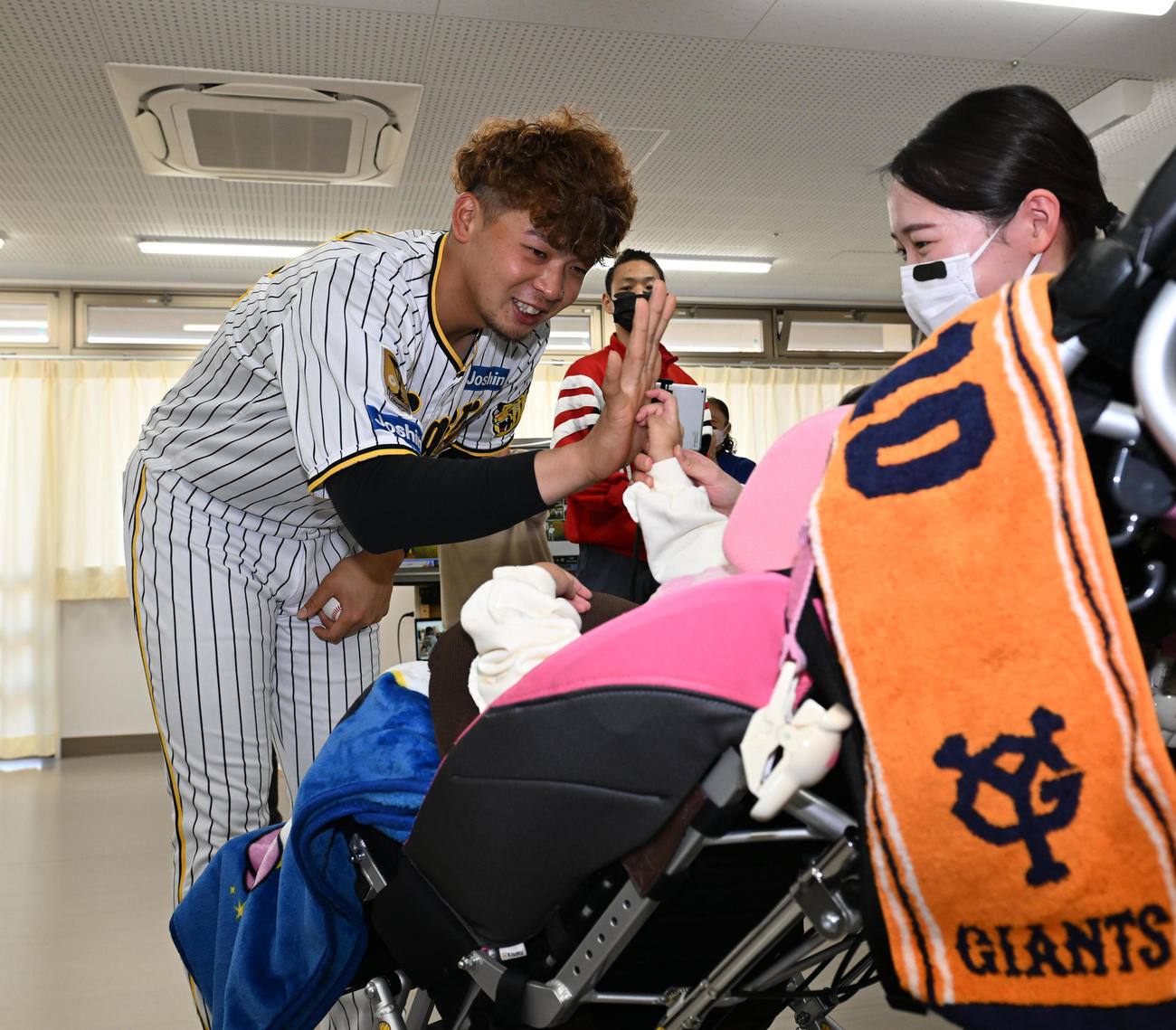 西宮支援学校を訪れ、生徒とハイタッチする阪神井上（撮影・和賀正仁）
