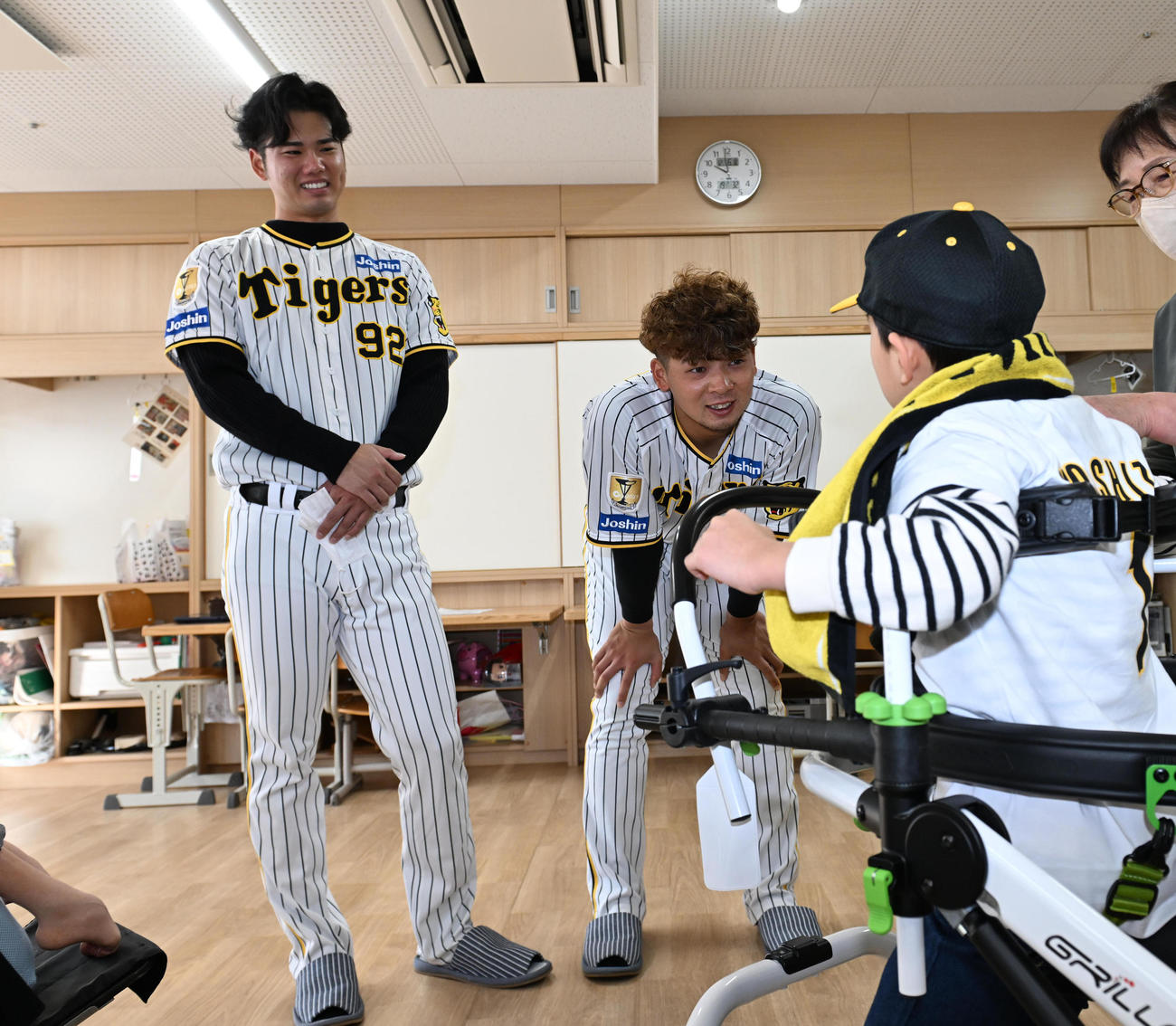 西宮支援学校を訪れ、交流を深める阪神井上（右）と川原（撮影・和賀正仁）