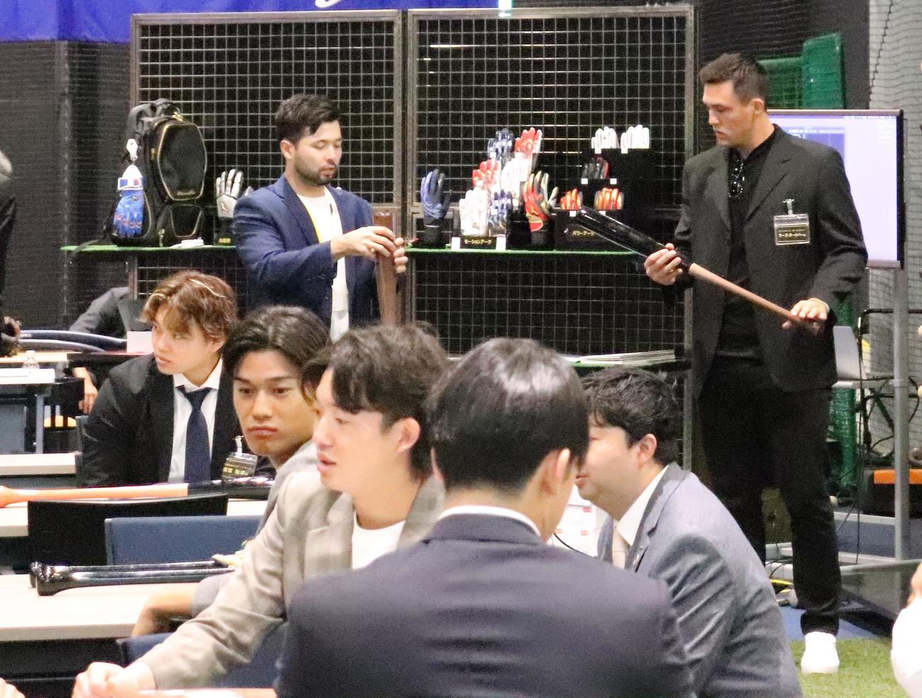 日本ハム田宮（左奥）はカージナルスのヌートバー（右端）らとミズノブランドアンバサダーミーティングに出席（撮影・大池和幸）