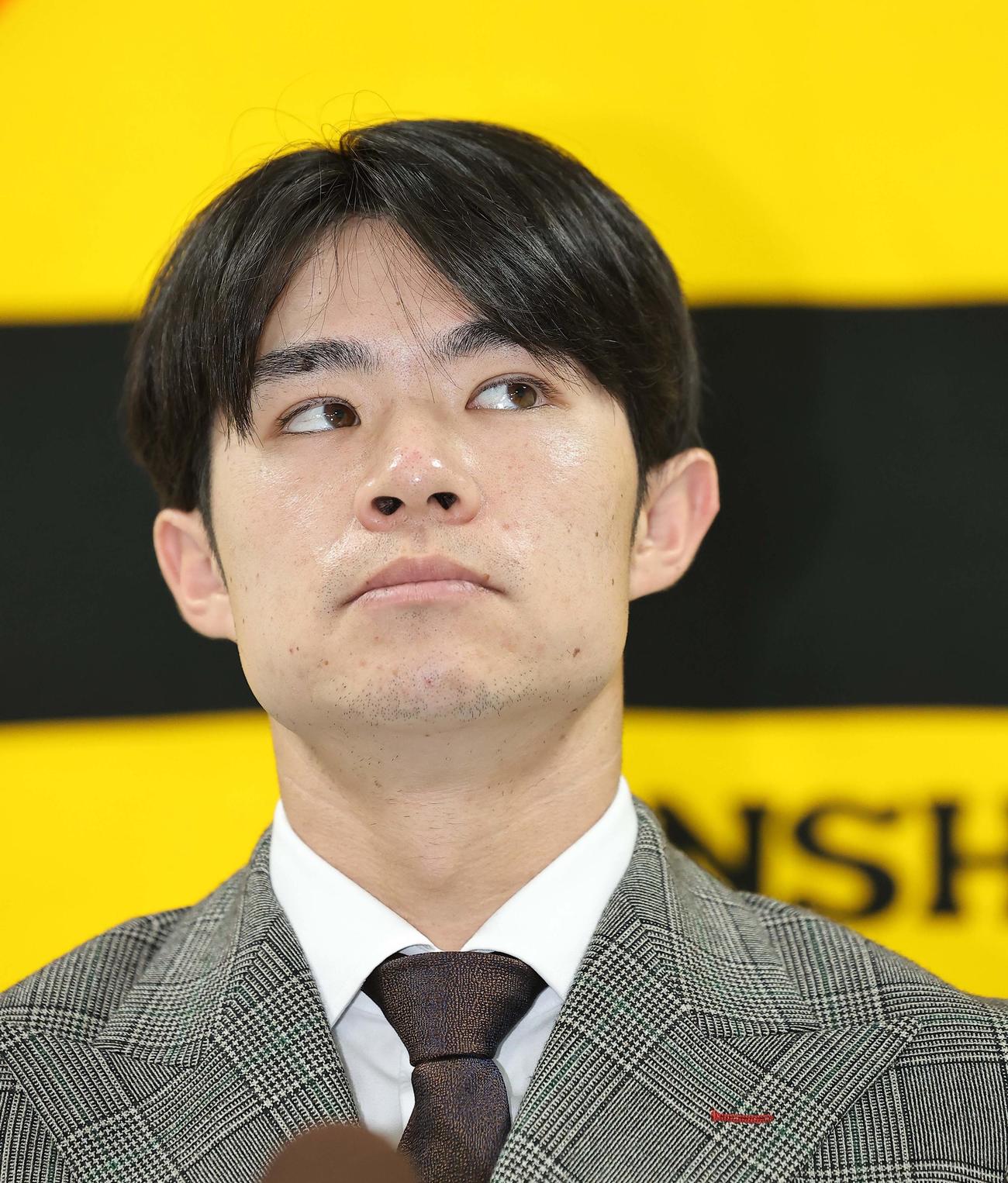 契約更改を終えた中野は会見で記者の質問に答える（撮影・上田博志）