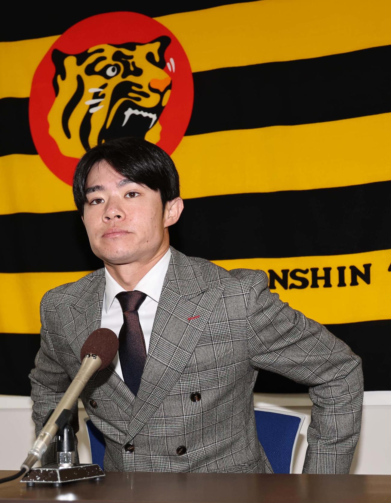 契約更改を終えた中野は会見で記者の質問に答える（撮影・上田博志）