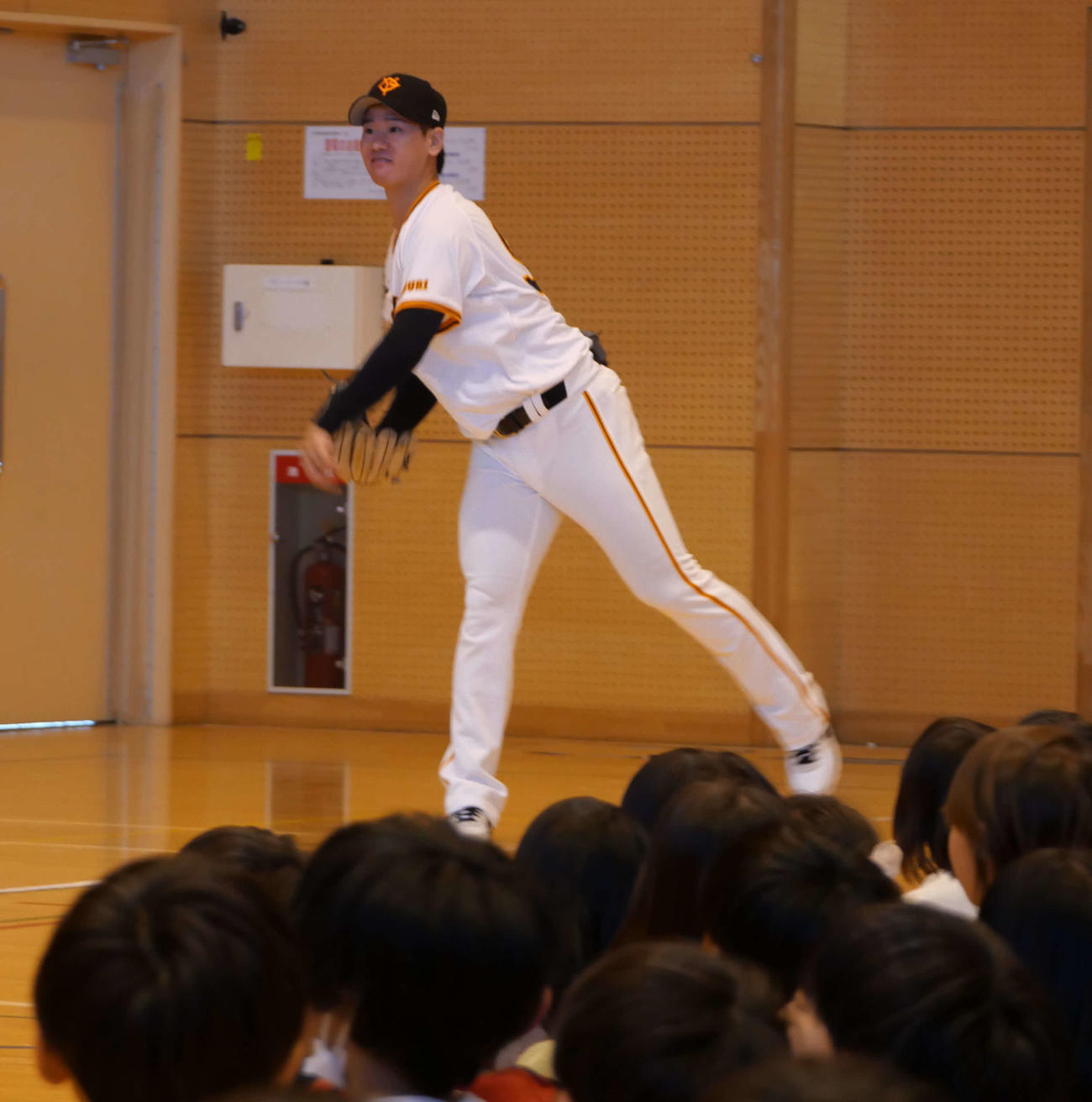 母校の大胡小の生徒の前でキャッチボールをする巨人井上（撮影・上田悠太）