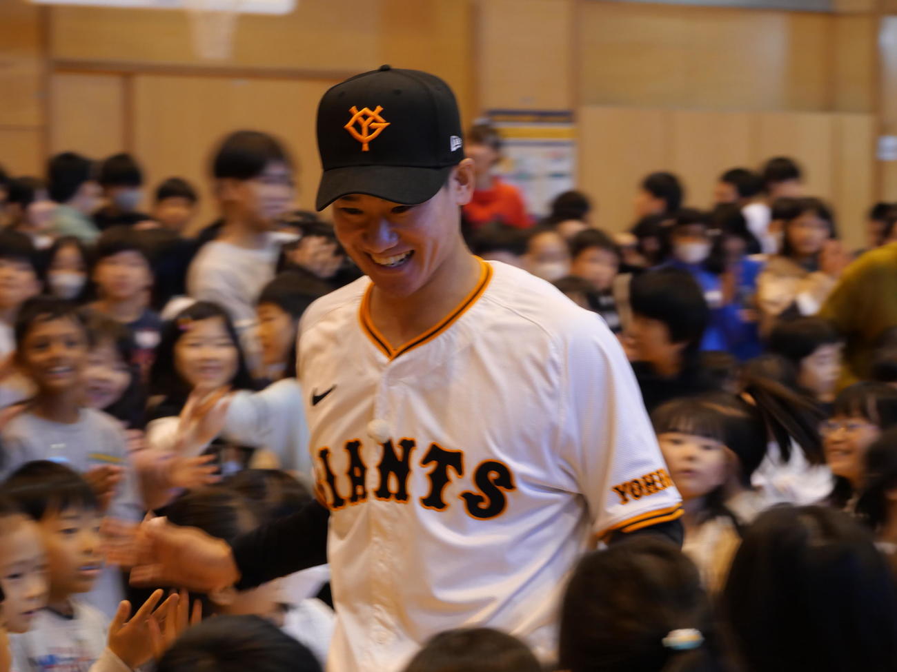 母校の大胡小の生徒とハイタッチする巨人井上（撮影・上田悠太）