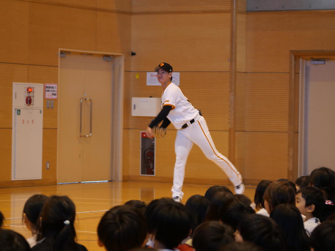 母校の大胡小の生徒の前でキャッチボールをする巨人井上（撮影・上田悠太）