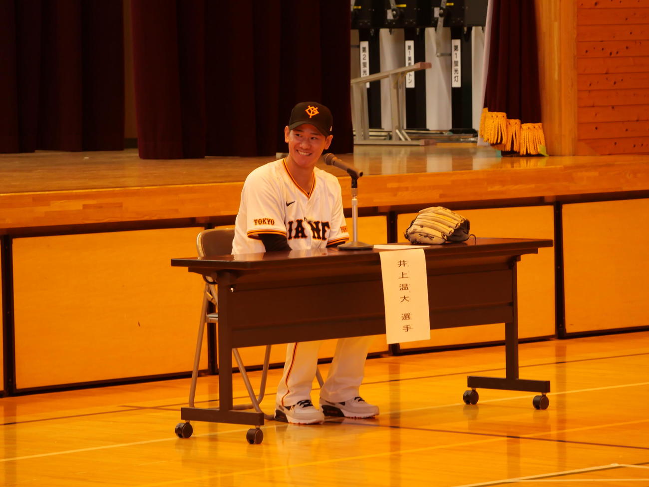 母校の大胡小の生徒の前で話をする巨人井上（撮影・上田悠太）