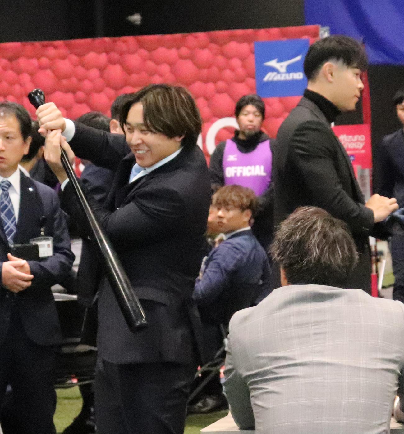 オリックス宮城はミズノブランドアンバサダーミーティングでバットを手に笑顔。右奥は阪神佐藤輝、手前はオリックス杉本（撮影・大池和幸）