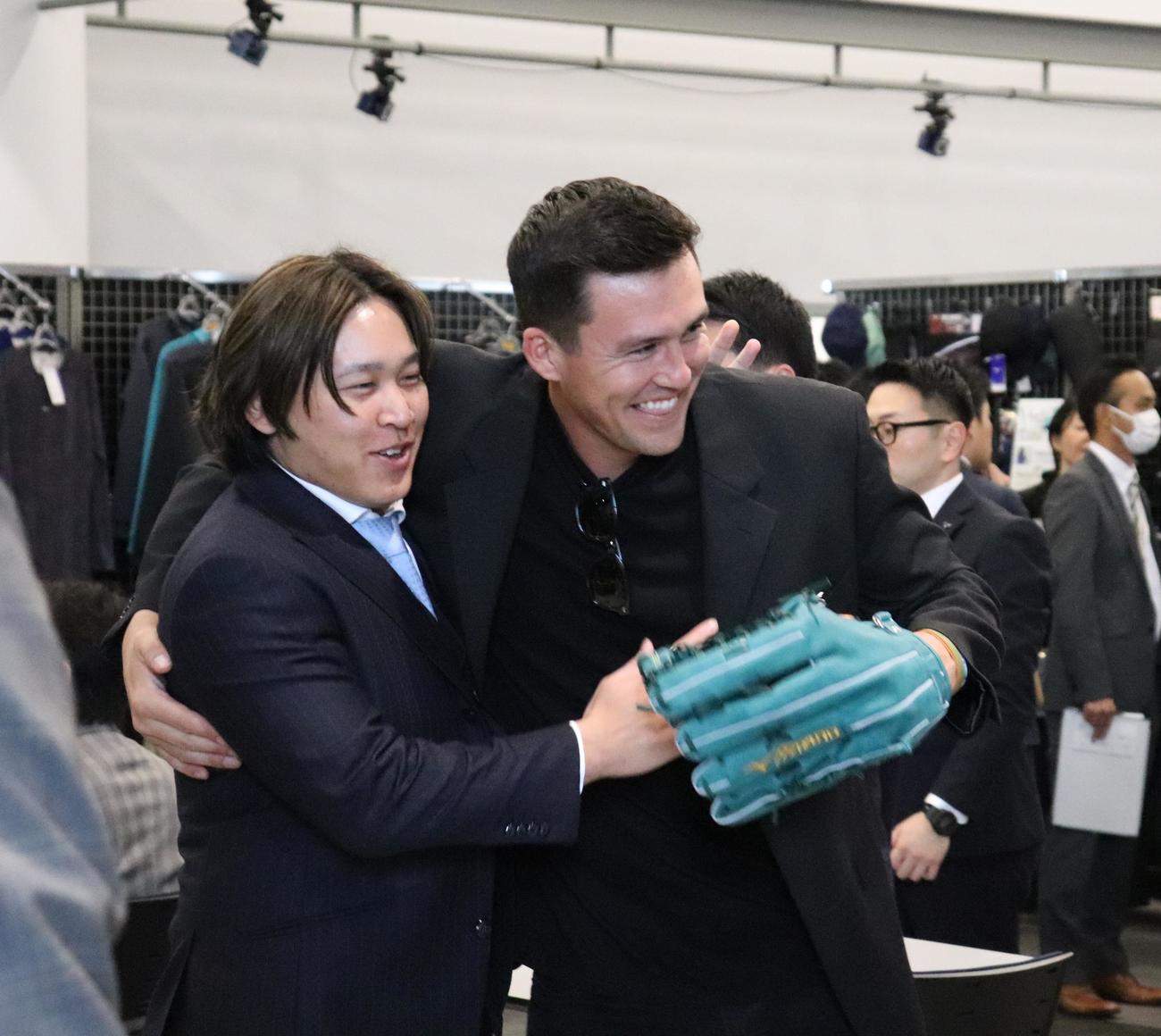 オリックス宮城（左）はミズノブランドアンバサダーミーティングで、カージナルスのヌートバーと旧交を温める（撮影・大池和幸