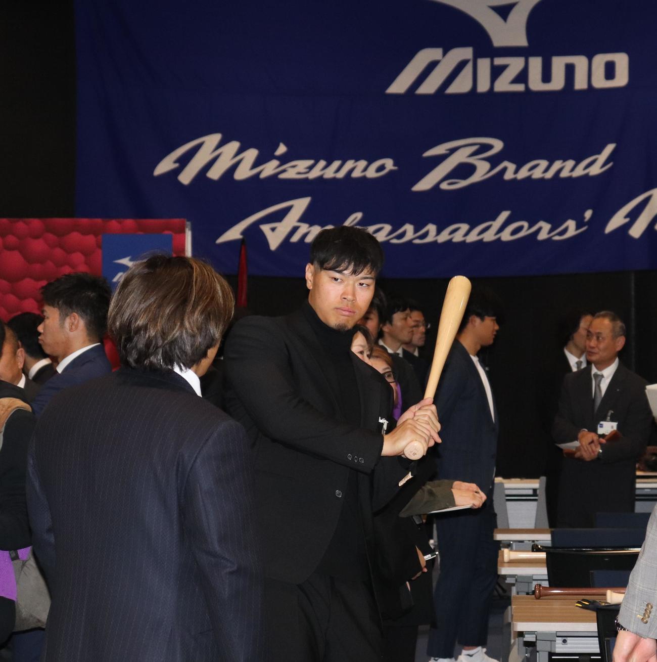 阪神佐藤輝はミズノブランドアンバサダーミーティングでオリックス宮城と話し合う（撮影・大池和幸）