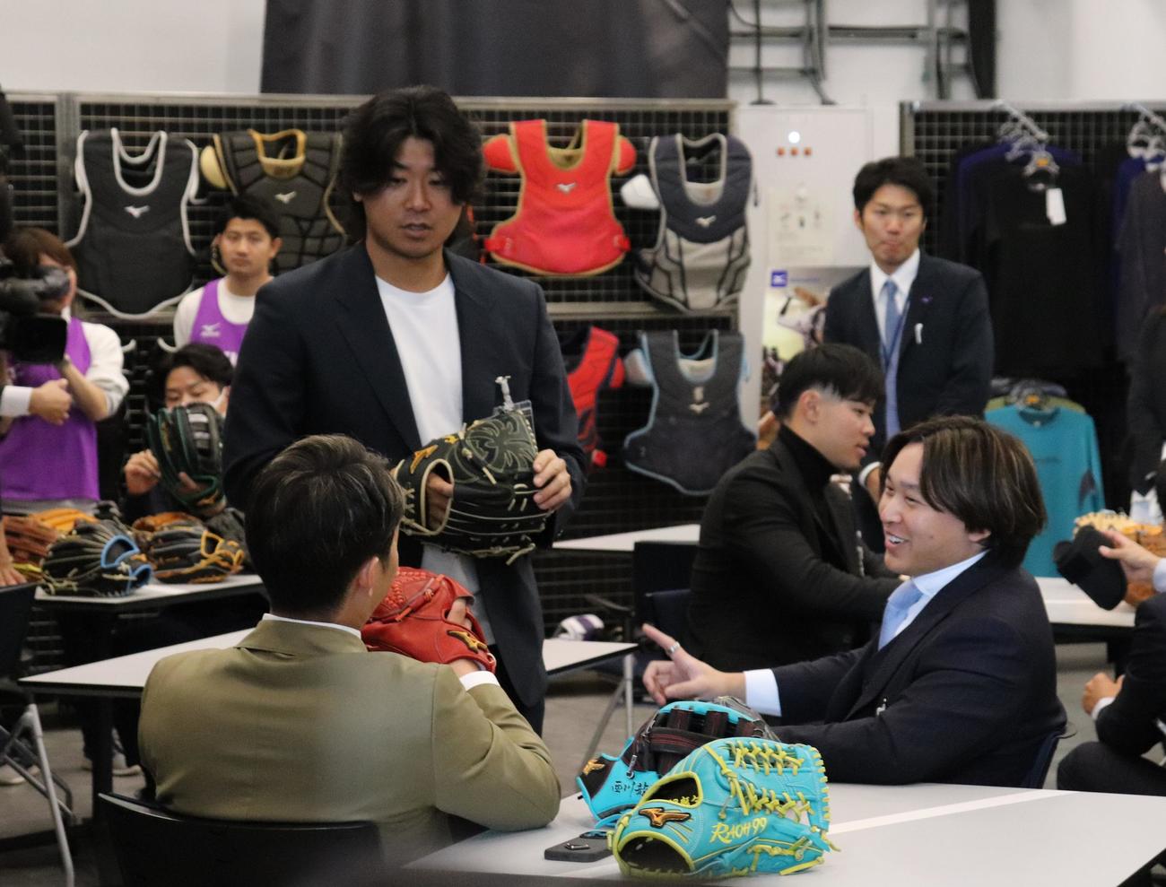 オリックス宮城（右）と西川（左）はカブス今永とミズノブランドアンバサダーミーティングで話す（撮影・大池和幸