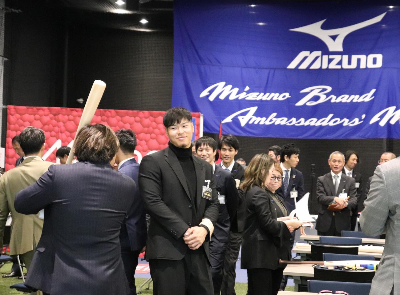 阪神佐藤輝（中央）はバットを手にしたオリックス宮城とミズノブランドアンバサダーミーティングで話す（撮影・大池和幸）