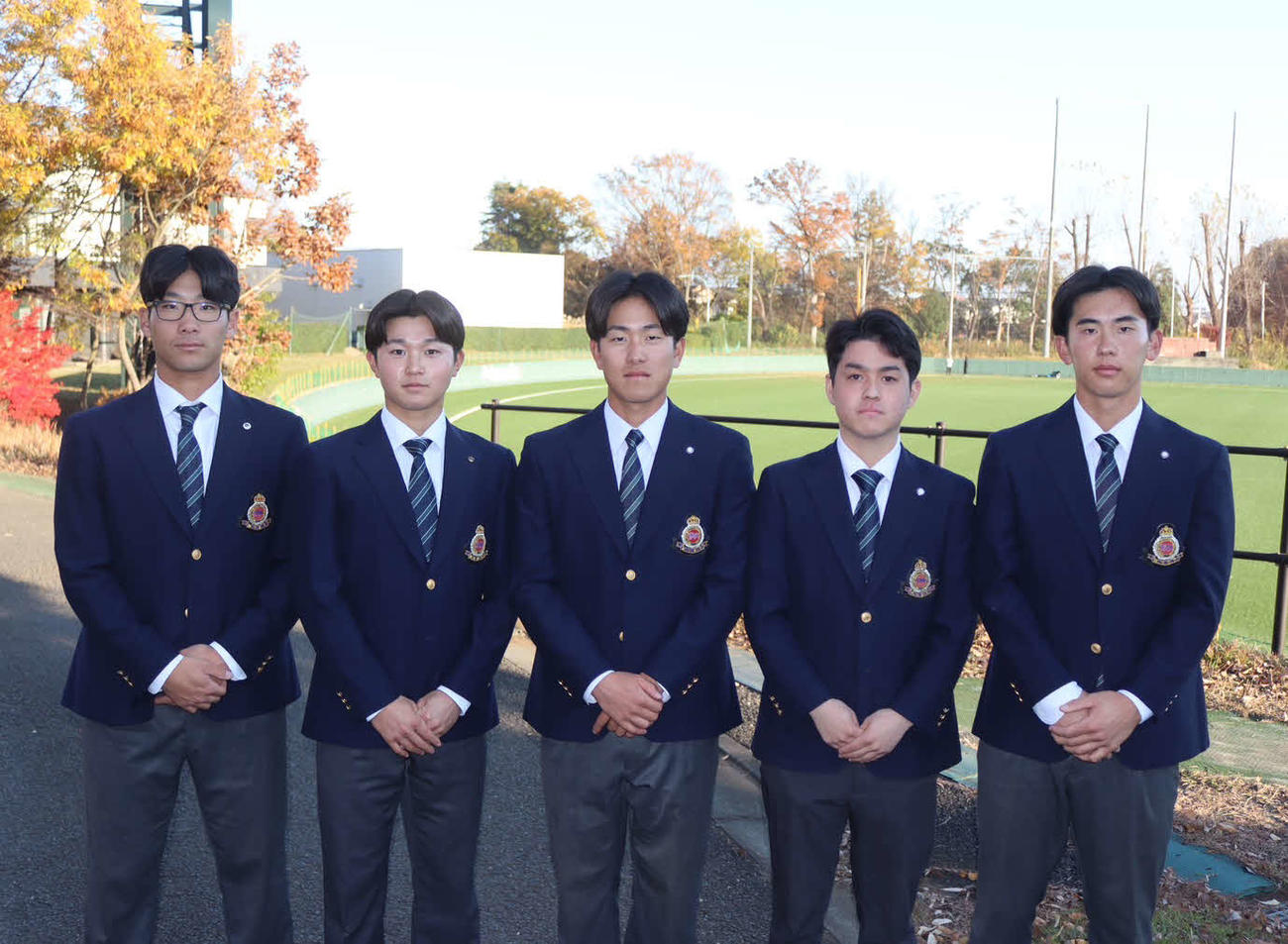 主将に決まった木本圭一内野手（写真中央）ら明大の令和7年度新幹部（明大野球部提供）