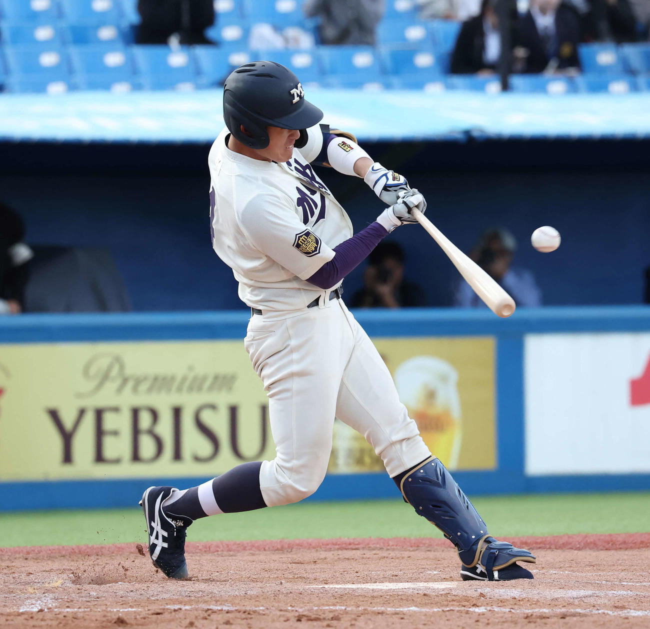 24年11月4日　法大対明大　6回裏明大2死一、二塁、木本は左中間に3点本塁打を放つ（撮影・丹羽敏通）