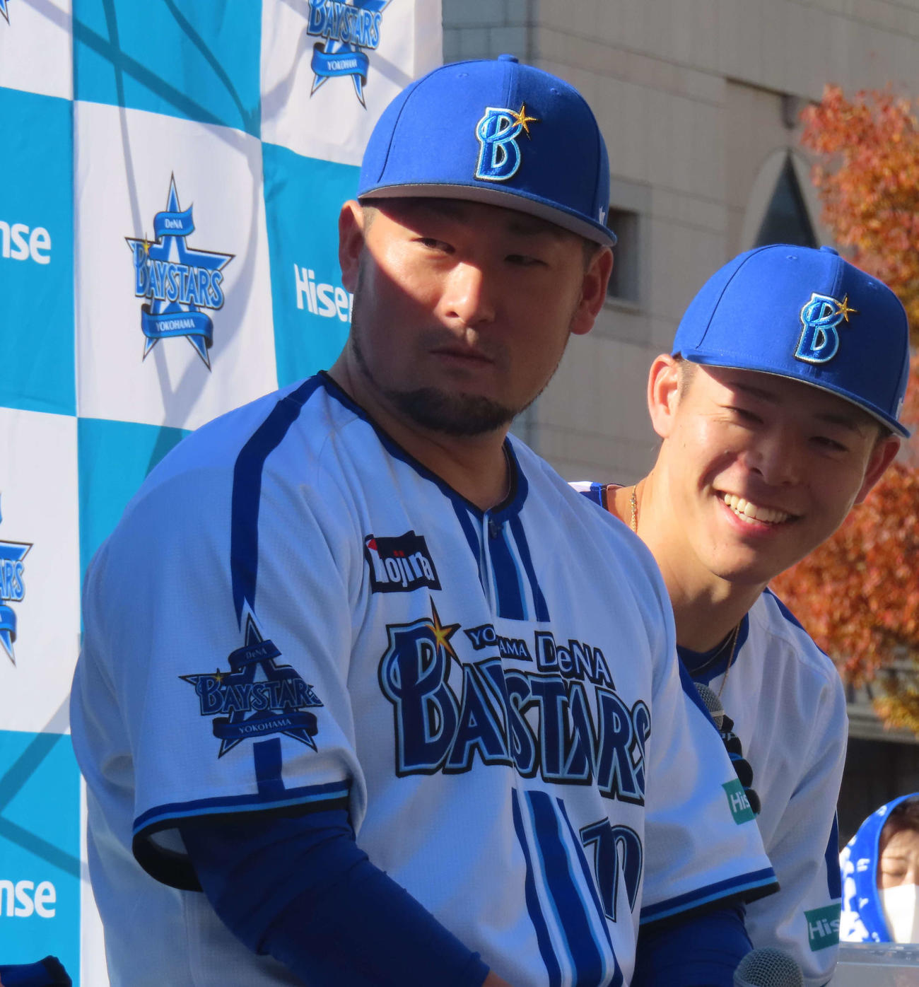 「ノジマ＆ハイセンス　presents　横浜DeNAベイスターズ選手トークショー」に登壇したDeNA戸柱（左）と中川（撮影・水谷京裕）