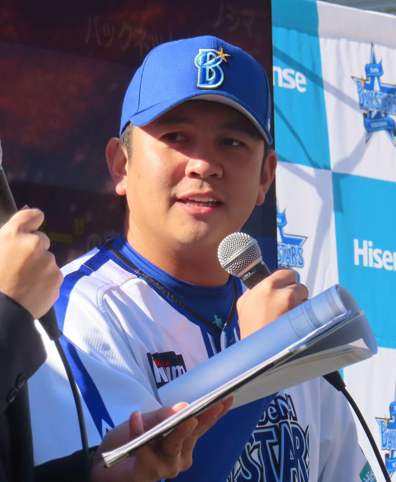 「ノジマ＆ハイセンス　presents　横浜DeNAベイスターズ選手トークショー」に登壇したDeNA山崎（撮影・水谷京裕）