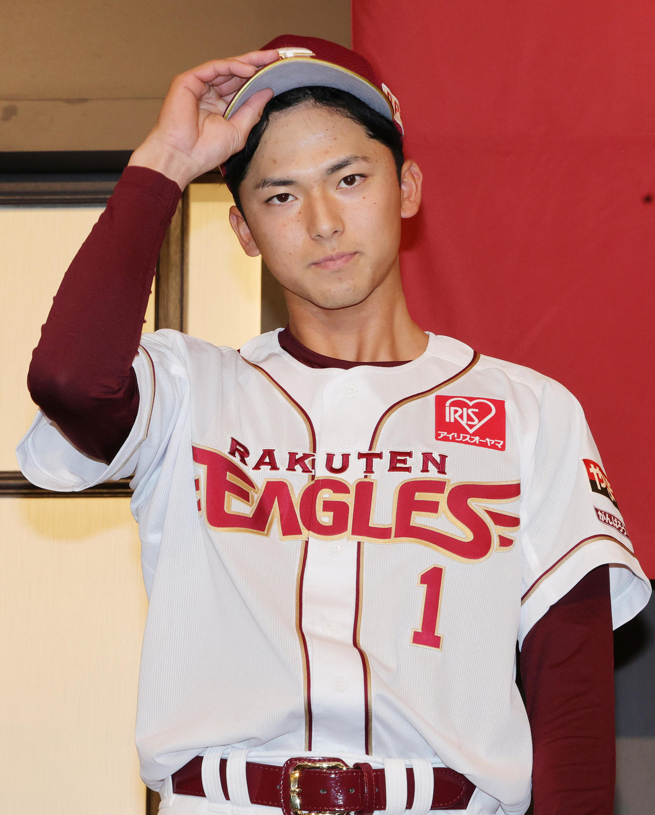 楽天新入団選手発表会見であいさつする宗山（撮影・野上伸悟）