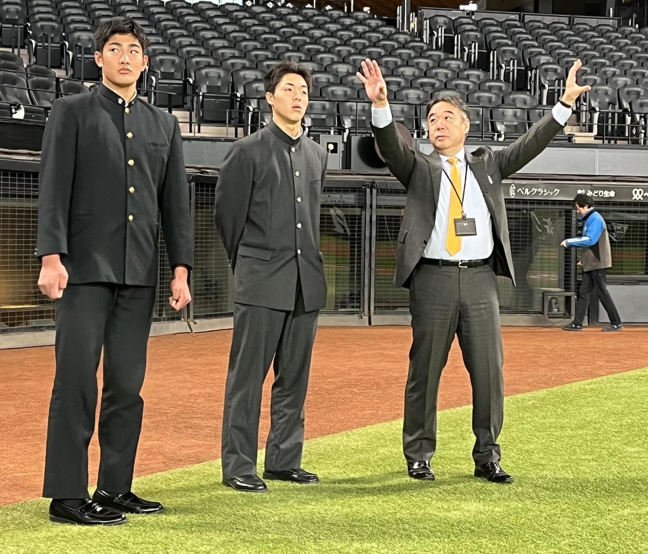 エスコンフィールドの見学に訪れた（左から）日本ハムドラフト4位の清水、同1位の柴田（撮影・永野高輔）