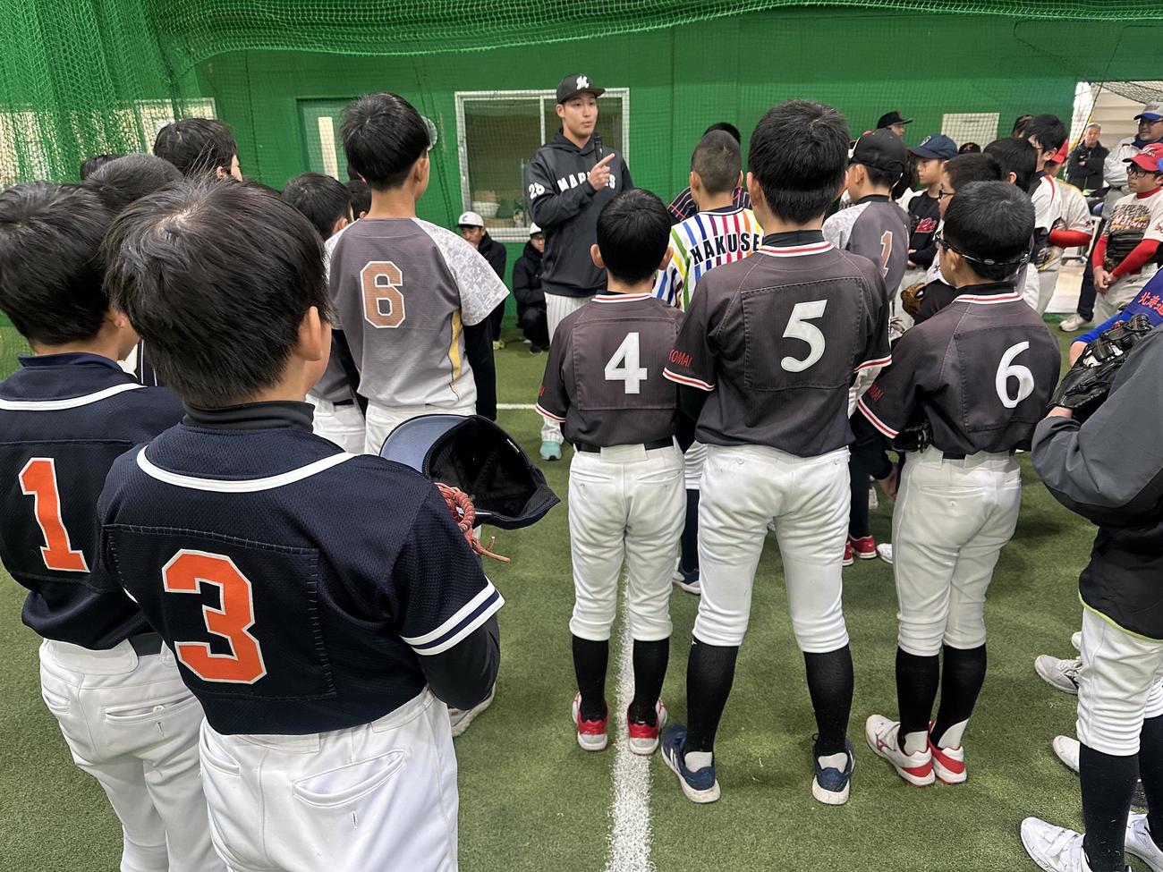 地元の北海道・苫小牧で野球教室を行ったロッテ菊地（球団提供）