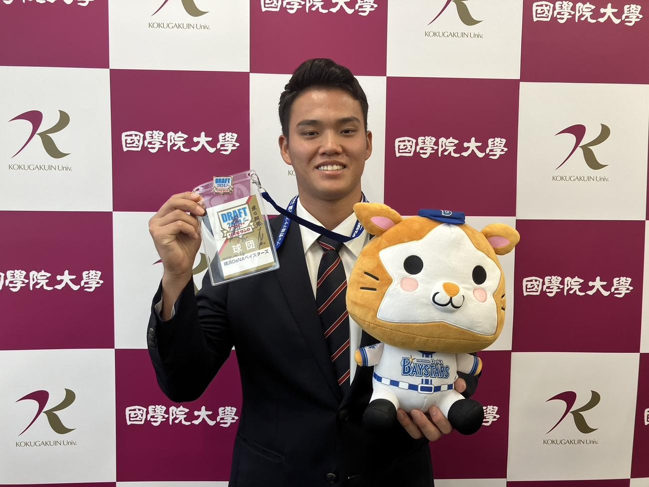 指名あいさつを受けたDeNAドラフト6位の国学院大・坂口