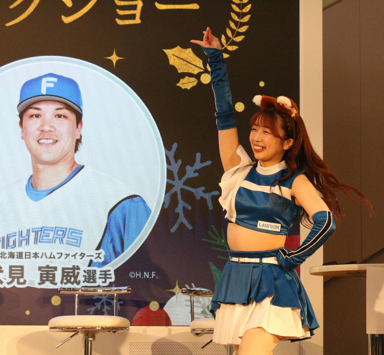 三井アウトレットパーク札幌北広島でパフォーマンスを披露したファイターズガール上山真奈（撮影・木下大輔）