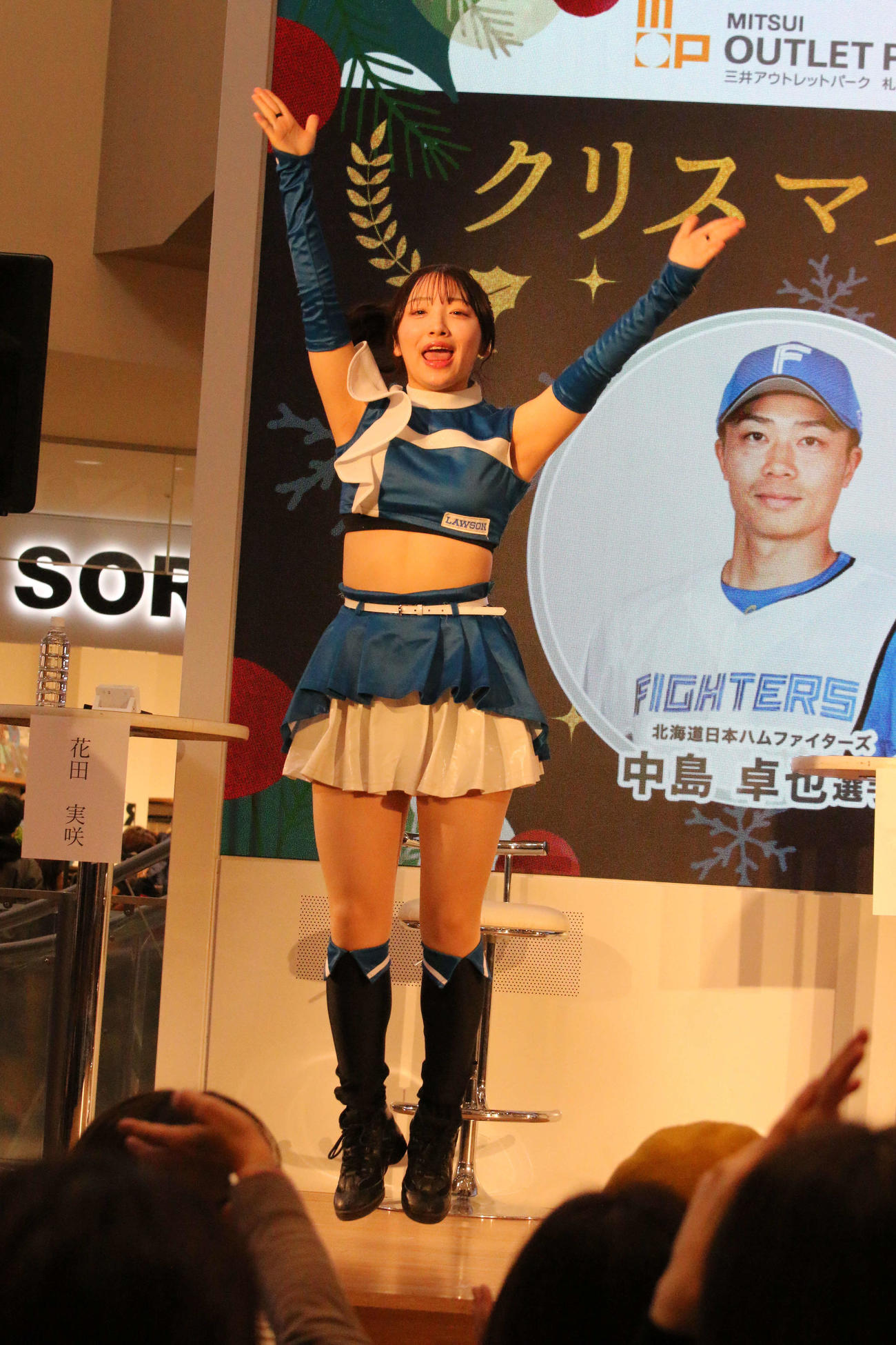 三井アウトレットパーク札幌北広島でパフォーマンスを披露したファイターズガール田中心優（撮影・木下大輔）