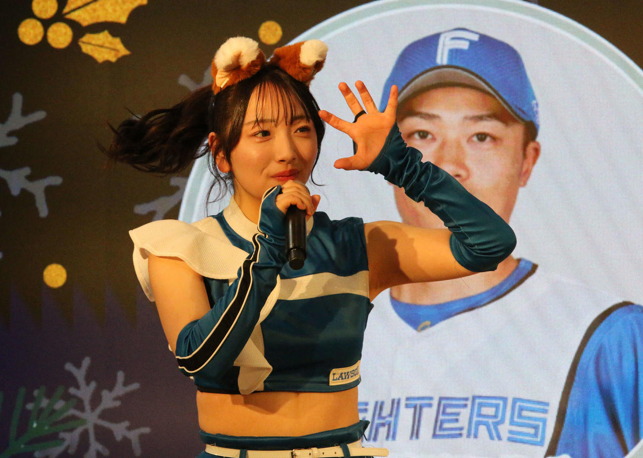 三井アウトレットパーク札幌北広島でパフォーマンスを披露したファイターズガール田中心優（撮影・木下大輔）