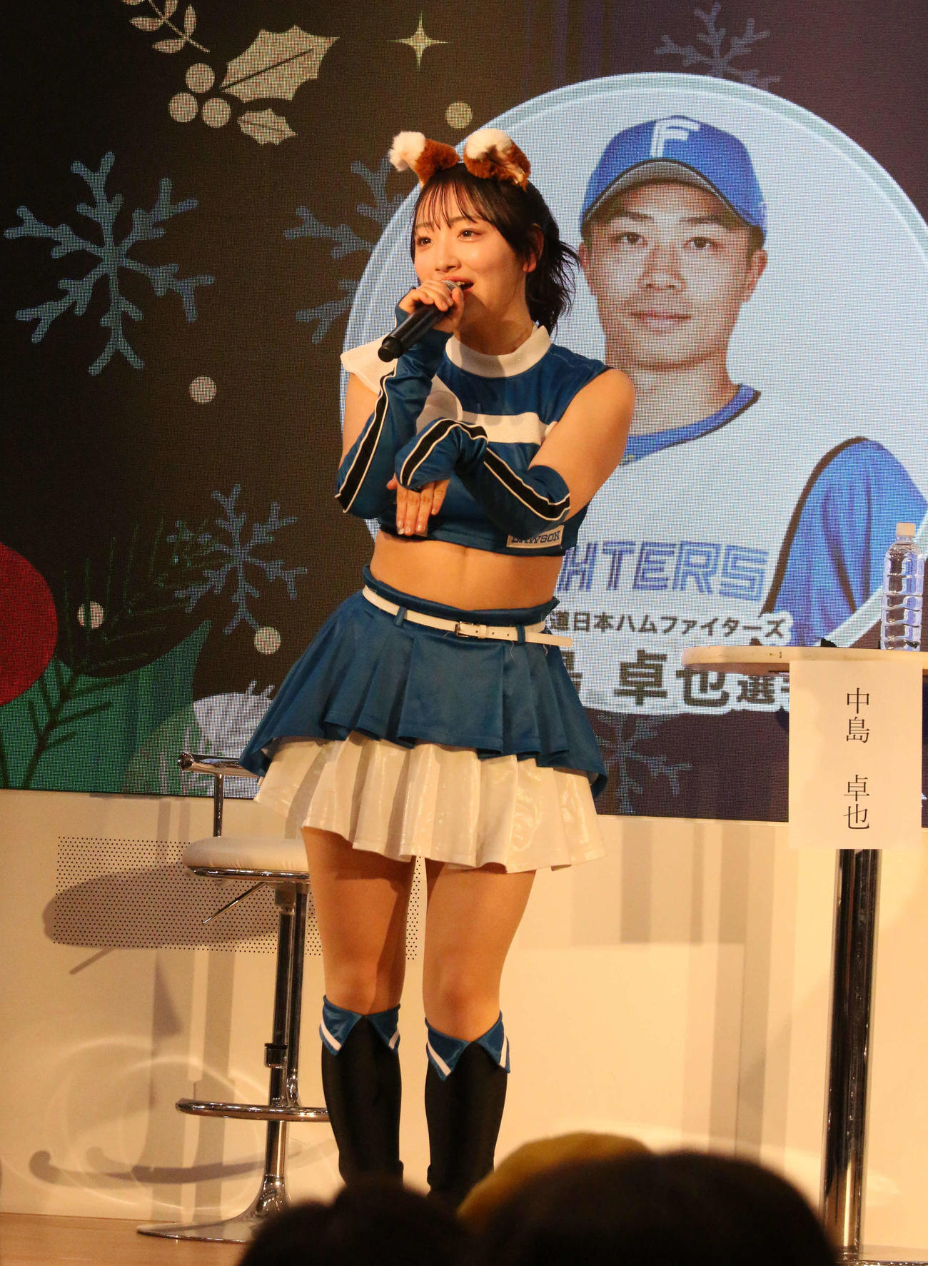 三井アウトレットパーク札幌北広島でパフォーマンスを披露したファイターズガール田中心優（撮影・木下大輔）