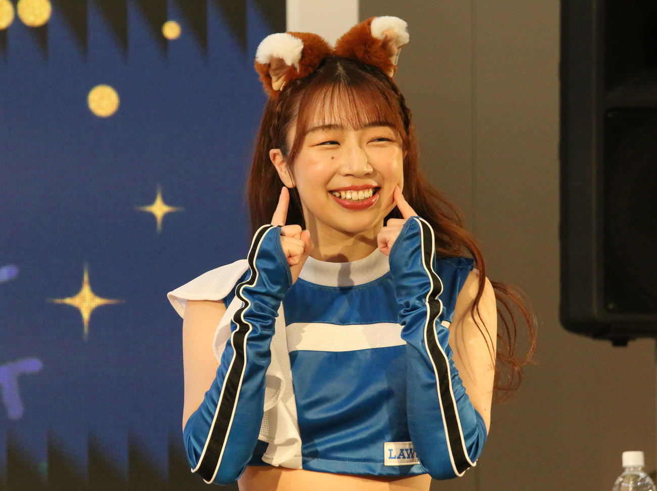 三井アウトレットパーク札幌北広島でパフォーマンスを披露したファイターズガール上山真奈（撮影・木下大輔）