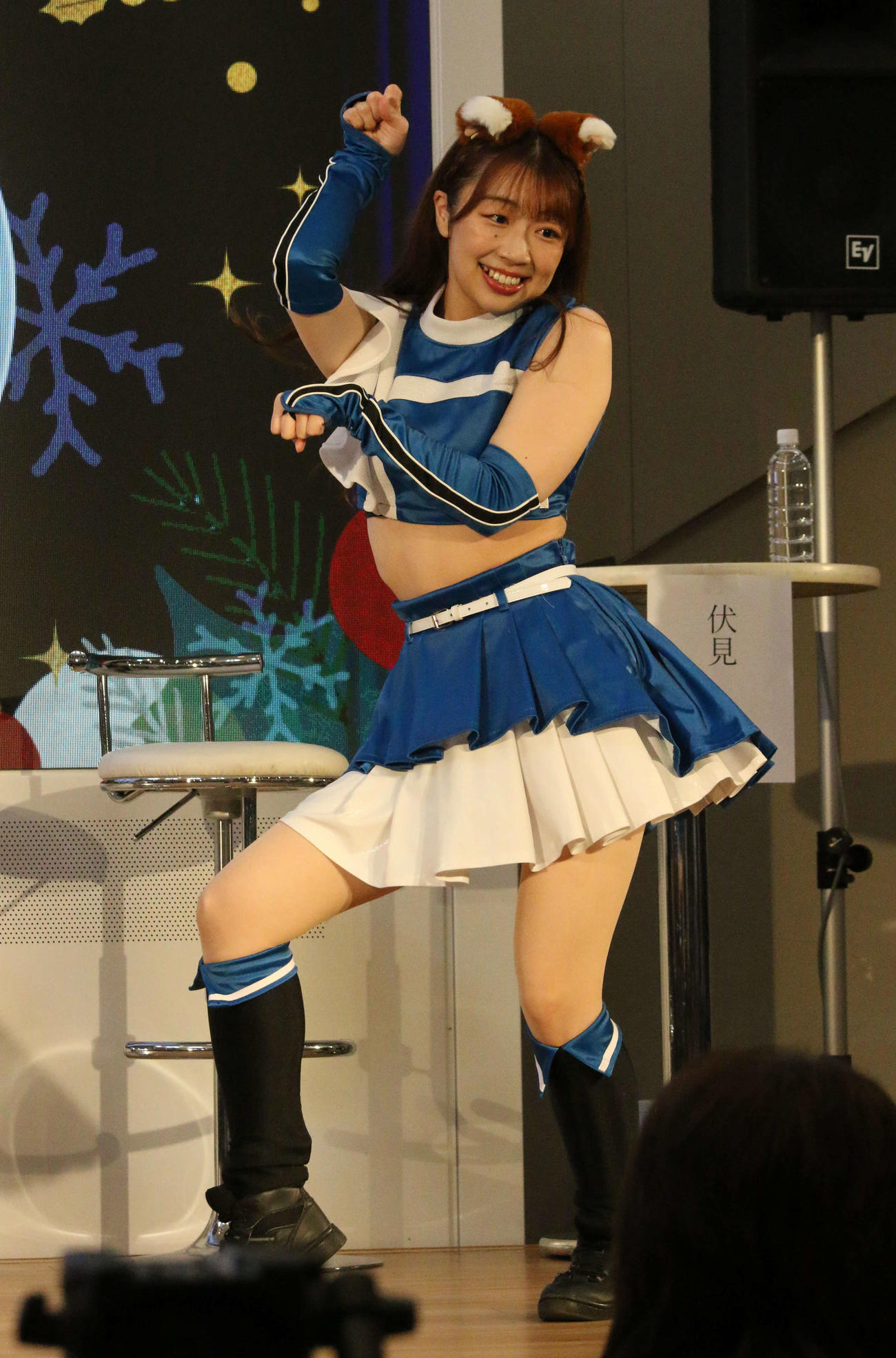 三井アウトレットパーク札幌北広島でパフォーマンスを披露したファイターズガール上山真奈（撮影・木下大輔）