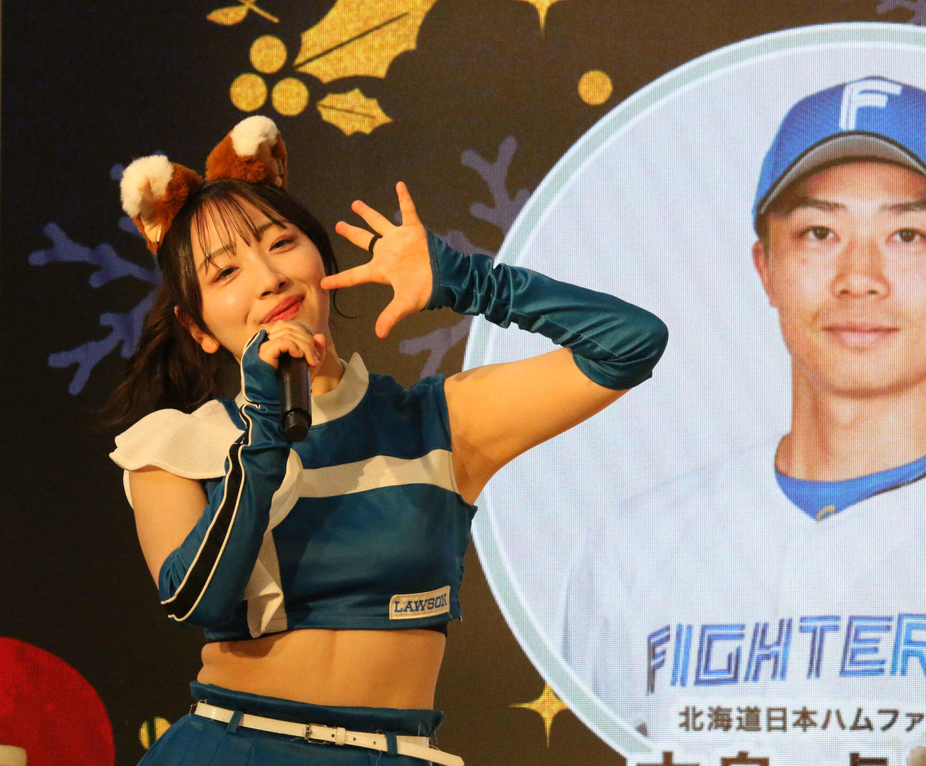 三井アウトレットパーク札幌北広島でパフォーマンスを披露したファイターズガール田中心優（撮影・木下大輔）