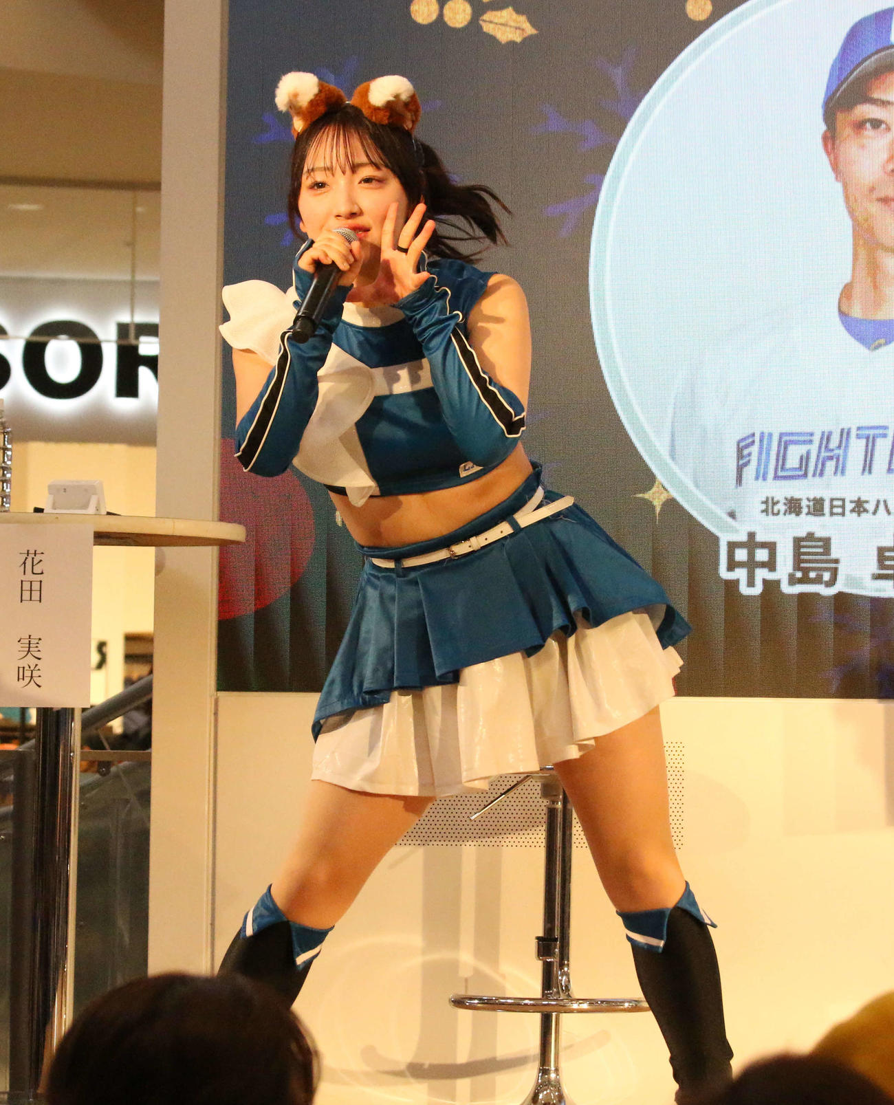 三井アウトレットパーク札幌北広島でパフォーマンスを披露したファイターズガール田中心優（撮影・木下大輔）
